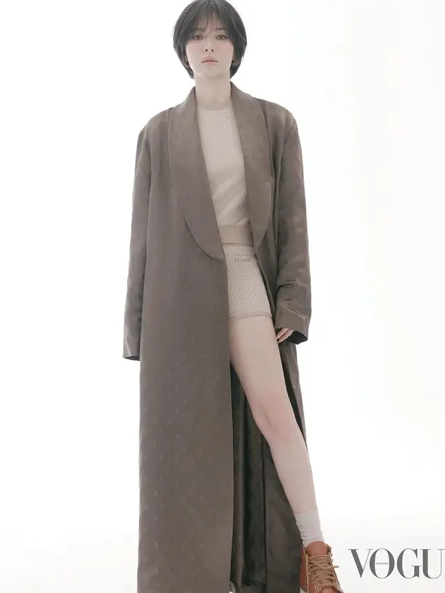 8 Potret Gothic Look Song Hye Kyo yang Nampang di Majalah Vogue, Bak Boneka Hidup di Usia 43 Tahun