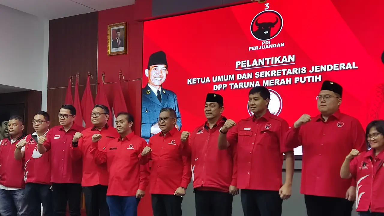 PDI Perjuangan melantik mantan Wali Kota Semarang Hendrar Prihadi alias Hendi menjadi Ketua Umum DPP Taruna Merah Putih (TMP) periode 2019-2024 menggantikan Maruarar Sirait.