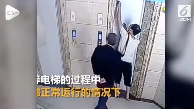 Rekaman kamera CCTV yang memperlihatkan detik-detik seorang pria jatuh dari lift dan akhirnya tewas.