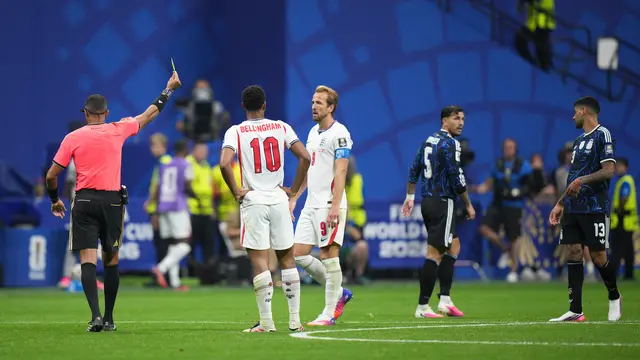Wasit Ismail Elfath asal Amerika Serikat menunjukkan kartu kuning kepada pemain Argentina Cristian Romero