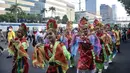 Para penari tampil dalam pawai budaya dan kesenian Betawi saat Hari Bebas Kendaraan Bermotor (HBKB) atau car free day (CFD) di Jalan MH Thamrin, Jakarta, Minggu (19/6/2022). Pawai yang menampilkan berbagai budaya dan kesenian Betawi seperti ondel-ondel, tari topeng, serta tanjidor tersebut digelar dalam rangka menyambut HUT ke-495 DKI Jakarta. (merdeka.com/Iqbal S. Nugroho)