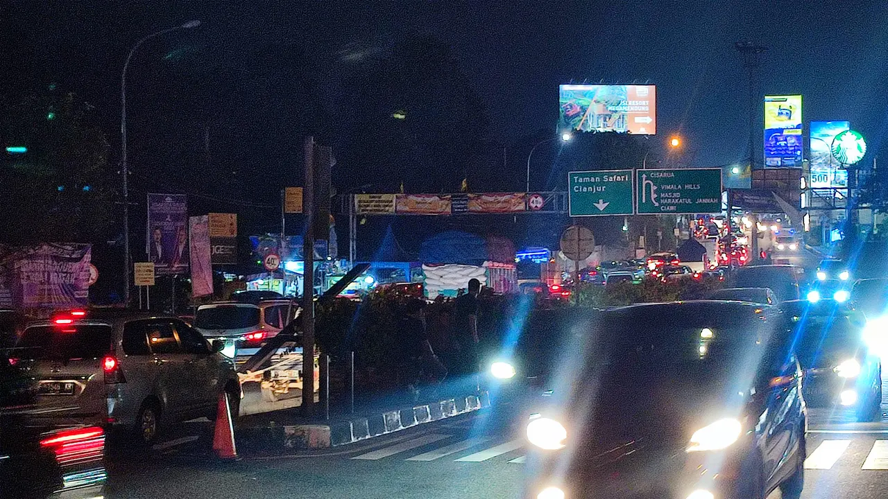 Jalur Puncak Bogor dipadati kendaraan pada malam tahun baru Islam 1 Muharam 1444 H, Jumat (29/7/2022). (Liputan6.com/Achmad Sudarno)