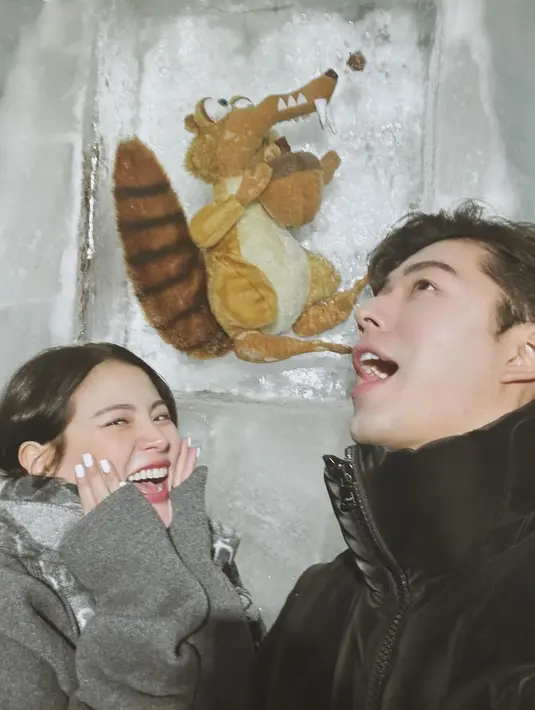 Naphat Siangsomboon dan Baifern Pimchanok liburan di Swiss. [Foto: Instagram/naphat_nine]