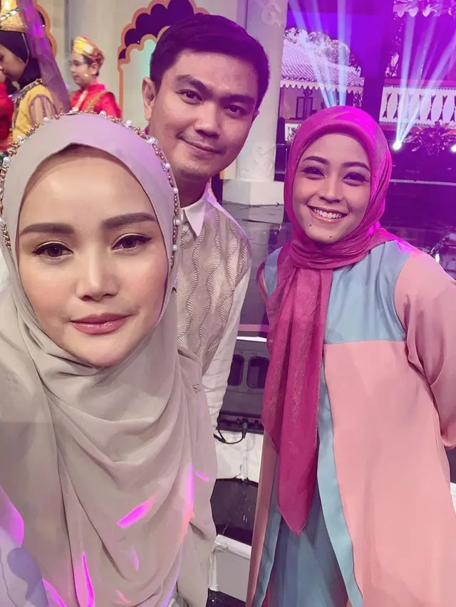 6 Potret Mawar AFI Tampil dengan Hijab yang Kini Kembali Hiasi Layar Kaca