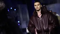 Aksi Romeo Beckham Tutup London Fashion Week Berbalut Jaket Bomber Kulit Burberry