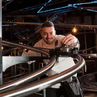 Pertama di Inggris, pengunjung bisa saksikan makanan mereka diantar pakai roller coaster. (Via: mirror.co.uk)