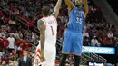 Pemain Oklahoma City Thunder Kevin Durant (kanan) melempar bola kearah ring saat pertandingan NBA kuartal ketiga di Toyota Center, Amerika Serikat, (2/11/2015). Rockets menang 110 - 105 atas Thunder. (Reuters/ Thomas B. Shea)