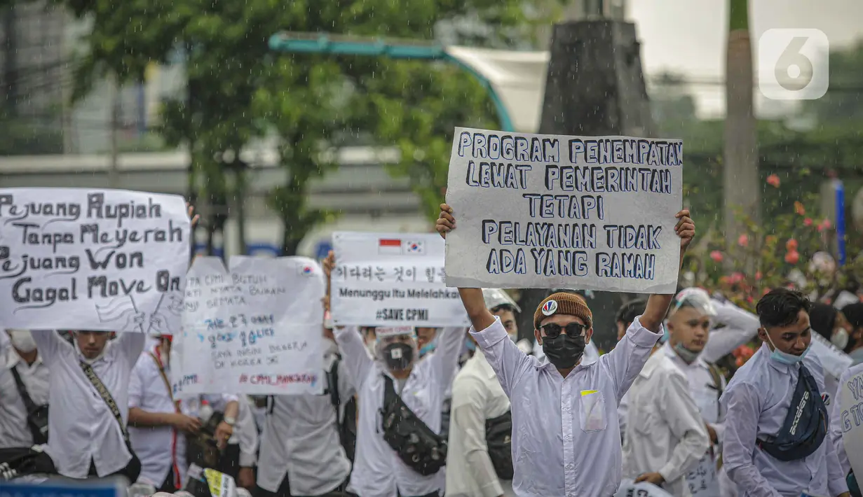 Massa calon pekerja migran Indonesia membawa poster memadati badan jalan Gatot Subroto, berunjuk rasa di depan kompleks Kemenaker, Jakarta, Senin (18/10/2021). Aksi dilakukan untuk menuntut kejelasan status penempatan mereka. (Liputan6.com/Faizal Fanani)