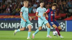 Pemain Barcelona Joao Felix, berusaha melewati pemain Antwerp FC pada laga Liga Champions di Estadio Olimpico Lluis Companys, Barcelona, Rabu (20/9/2023). Pemain asal Portugal itu memborong dua dari lima gol kemenangan Barca atas Antwerp FC. (AFP/Lluis Gene)