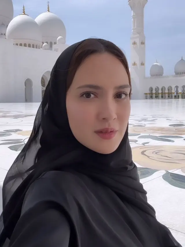 Shandy Aulia ke Masjid Agung Sheikh Zayed Abu Dhabi. [@shandyaulia]