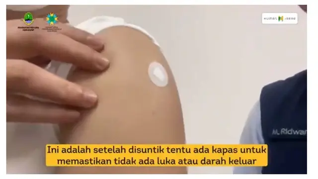 7 Potret Ariel NOAH Jalan Vaksinasi COVID-19 Pertama, Pegal Usai Beberapa Jam