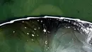 Foto udara menunjukkan penghalang dibuat untuk mencoba menghentikan tumpahan minyak ke Wetlands Talbert Marsh di Huntington Beach, California, Amerika Serikat, 4 Oktober 2021. Tumpahan sekitar 480 liter minyak mencemari laut dan pantai di California. (AP Photo/Ringo H.W. Chiu)