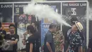 Suasana di Vape Fair 2016 di Ecovention Hall Ancol, Jakarta, Minggu (27/11). Brand vape nasional dan internasional menawarkan produk terbaiknya di pameran ini. (Liputan6.com/Faizal Fanani)