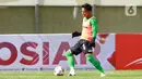 Kiper Madura United Muhammad Ridho ketika menghadapi PSS Sleman pada Grup C Piala Menpora 2021 di Stadion Si Jalak Harupat, Bandung, Selasa (23/3/2021) sore WIB. Muhammad Ridho terlihat memakai rompi berwarna merah muda. (Bola.com/M Iqbal Ichsan)