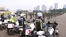 Personil gabungan melakukan apel pasukan pengamanan di Monas, Jakarta, Senin (19/7/2021). Pengamanan tersebut dilakukan untuk menjaga Hari Raya Idul Adha 1442 Hijriah dimasa pandemi Covid-19 saat PPKM Darurat. (Liputan6.com/Angga Yuniar)