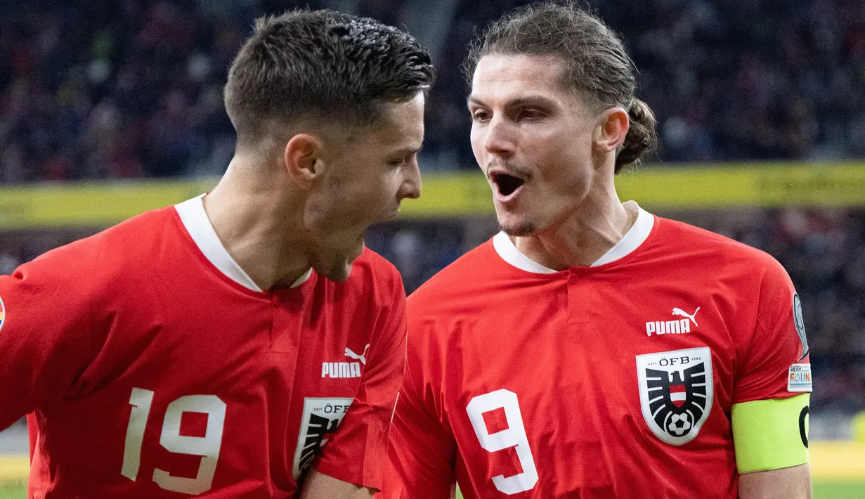Selebrasi gelandang Timnas Austria, Marcel Sabitzer (kanan) bersama rekannya, Christoph Baumgartner setelah mencetak gol ke gawang Azerbaijan pada laga Grup F Kualifikasi Euro 2024 di Raiffeisen Arena Stadium, Linz, Austria (24/3/2023). Dengan tambahan 2 gol dan 1 assist, Marcel Sabitzer kini telah mengoleksi 14 gol dan 12 asssit bagi Timnas Austria dari total 69 caps. (AFP/APA/Reinhard Eisenbauer)