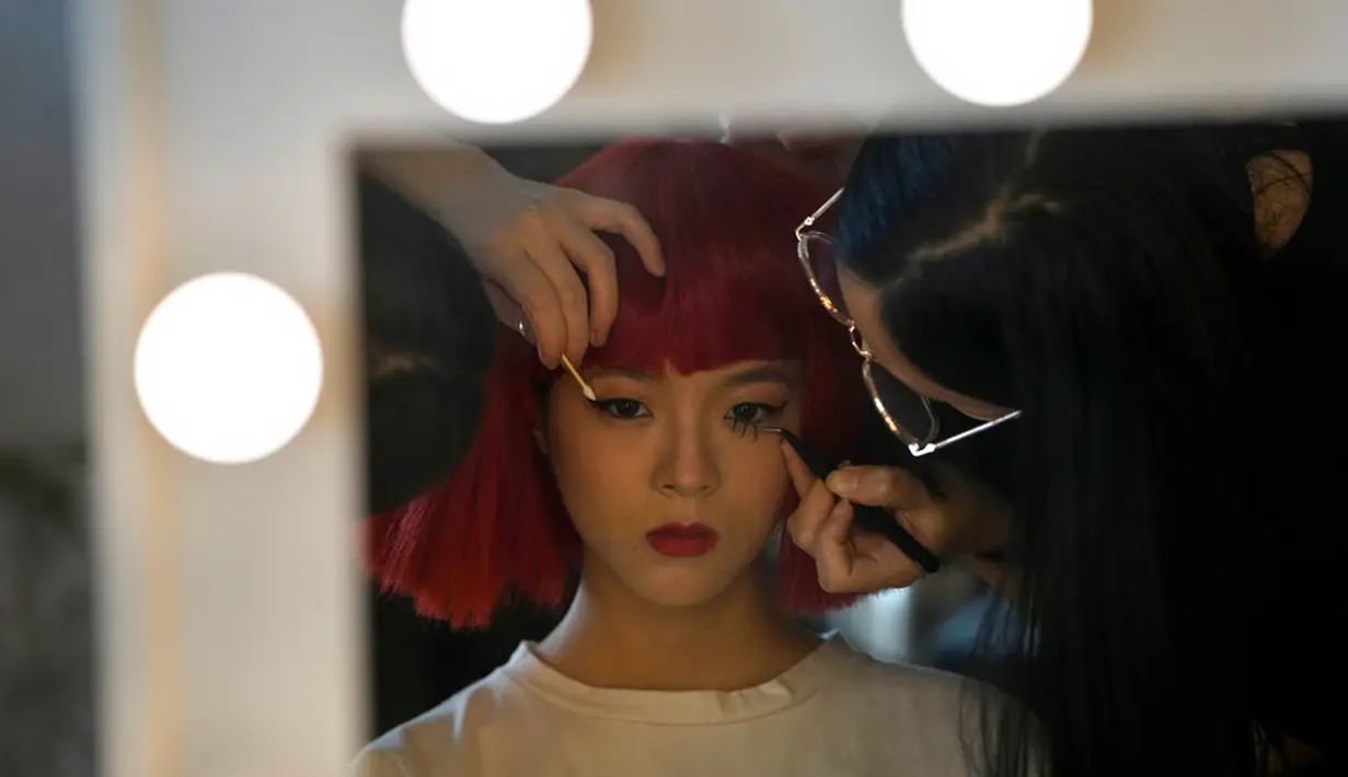 Seorang model bersiap untuk pertunjukan Dieyingchongchong karya desainer Dong Yaer pada acara China Fashion Week di Beijing, China, 7 September 2022. (AP Photo/Ng Han Guan)