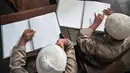 Kegiatan tersebut menjadi agenda rutin selama bulan suci Ramadhan sebagai bagian dari pembinaan keagamaan di lingkungan sekolah. Tampak dalam foto, para siswa tunanetra membaca Al-Quran dalam huruf Braille selama bulan suci Ramadan 1447 Hijriah di sebuah sekolah di Surabaya, Jawa Timur, pada 27 Februari 2026. (JUNI KRISWANTO/AFP)