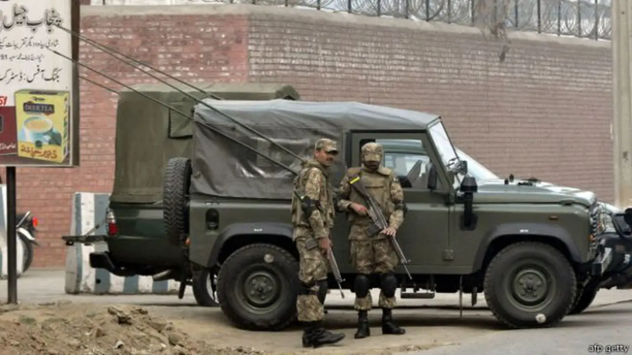 Tentara Pakistan menjaga di luar penjara Faisalabad tempat hukuman gantung dilaksanakan. (BBC)