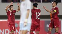 Para pemain Timnas Indonesia U-23 merayakan gol yang dicetak Ilham Rio Fahmi (kiri) ke gawang Chinese Taipei U-23 dalam pertandingan Grup K Kualifikasi Piala Asia U-23 2024 di Stadion Manahan, Solo, Sabtu (9/9/2023). (Bola.com/Arief Bagus)