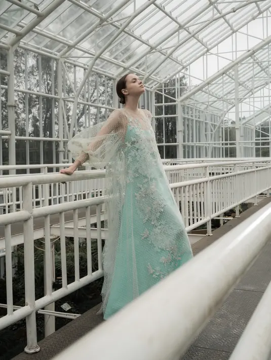 <p>Koleksi Spring-Summer 2023 ini menampilkan koleksi pria dan wanita dengan beragam siluet. Dari activewear hingga busana formal dan non-formal yang seru untuk dipadupadankan dengan beragam hal. / Foto: dok SAPTO DJOJOKARTIKO.</p>