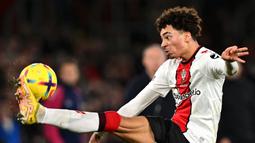 Pemain Southampton, Samuel Edozie berusaha mengontrol bola saat laga lanjutan Liga Inggris 2022/2023 melawan Nottingham Forest di St Mary's Stadium, Southampton, 4 Januari 2023. Edozie termasuk ke dalam 23 nama pemain yang dipanggil Timnas Inggris U-20 untuk menjalani laga uji coba menjelang Piala Dunia U-20 2023. Musim ini, pemain yang berposisi sebagai sayap kiri tersebut telah membuat 22 penampilan dan 1 assist bersama The Saints. (AFP/Glyn Kirk)