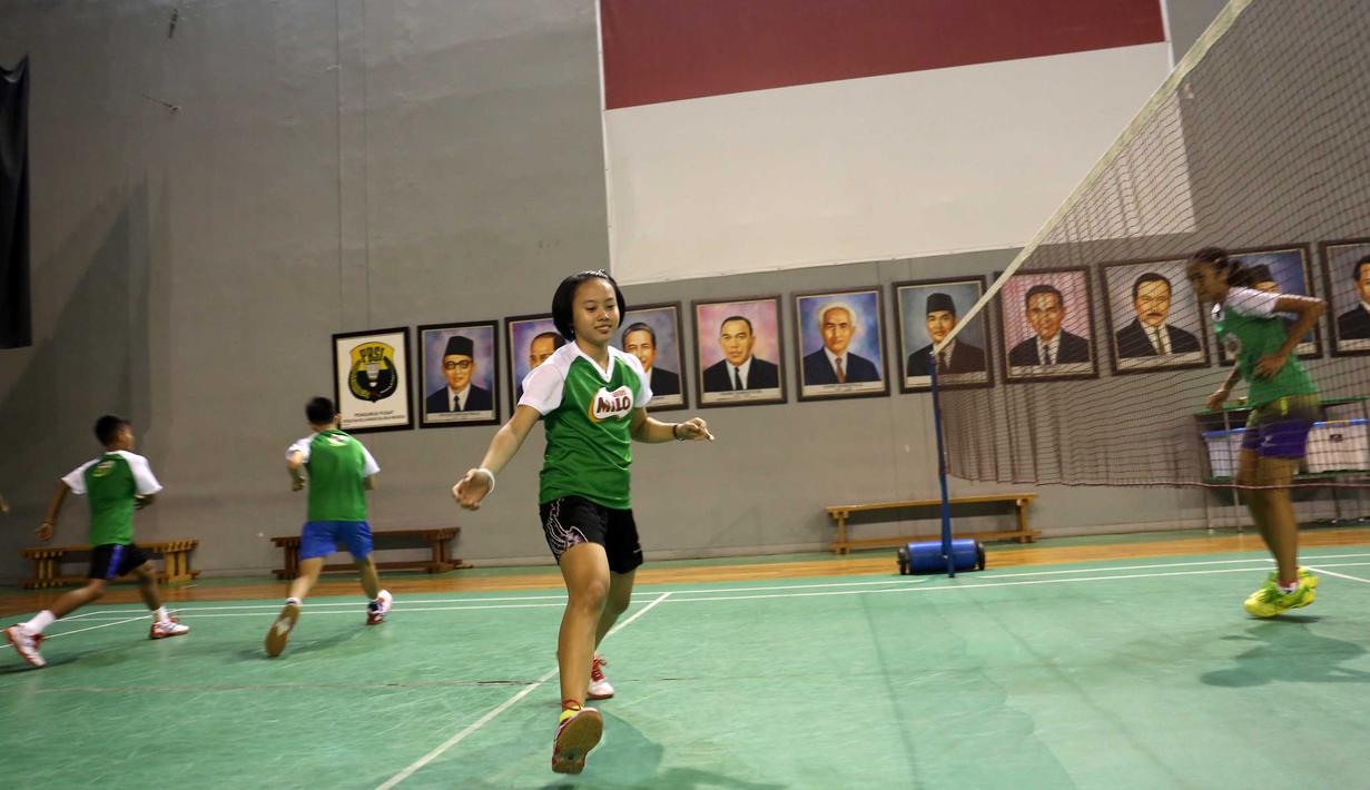 Siswa MILO School Competition 2015, mendapatkan pelatihan fisik dari juara ganda putra Olimpiade Atlanta 1996, Rexy Mainaky di Gedung Pelatnas PBSI, Cipayung, Rabu (25/11/2015). (Bola.com/Nicklas Hanoatubun)