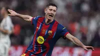 Kegembiraan Los Blancos tidak berlangsung lama. Pada menit ke-45+4, Blaugrana kembali unggul lewat kerjasama apik Robert Lewandowski, Pedri dan Thibaut Courtois. Tampak dalam foto, penyerang Barcelona asal Polandia, Robert Lewandowski merayakan setelah mencetak gol saat pertandingan final Piala Super Spanyol melawan Real Madrid di King Abdullah Sports City Stadium, Jeddah pada Minggu 11 Januari 2026 waktu setempat atau Senin 12 Januari 2026 dini hari WIB. (Fadel SENNA/AFP)