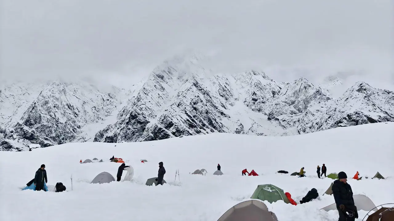Pendaki Everest via Nepal dalam Sehari Cetak Rekor Tertinggi, Barisan Panjang di Zona Kematian