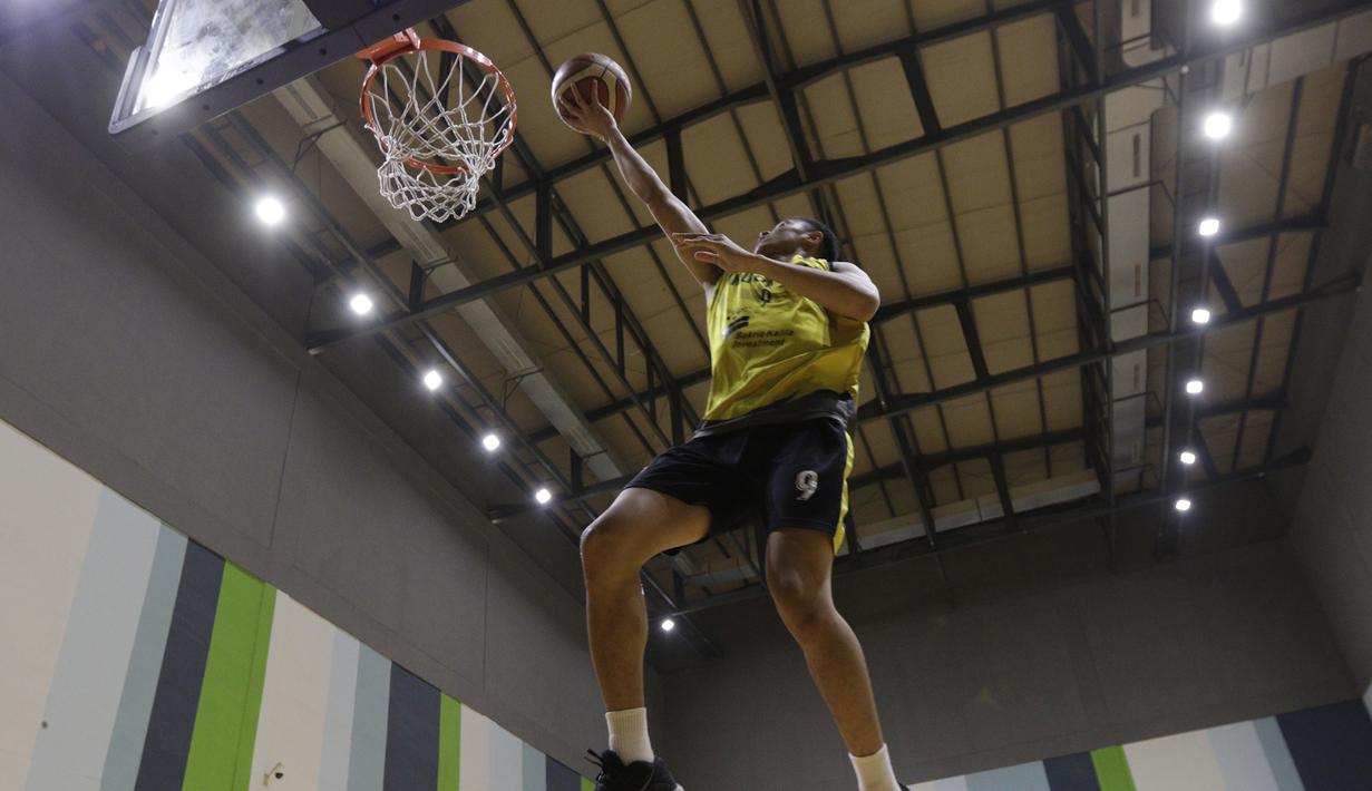 Pebasket Indonesia saat sesi latihan di GBK Arena, Jakarta, Senin, (14/9). Latihan tersebut untuk persiapan SEA Games 2019. (Bola.com/M Iqbal Ichsan)