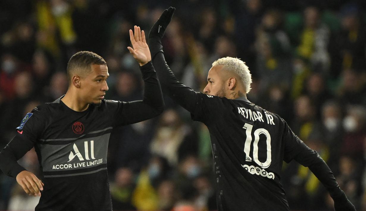 Dua menit laga babak kedua berjalan, PSG yang langsung menekan Nantes sejak kick-off babak kedua menuai hasilnya. Neymar membawa PSG mempertipis jarak lewat golnya via sepakan kaki kanan memanfaatkan umpan Lionel Messi. (AFP/Loic Venance)