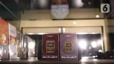 Karyawan menunjukkan kepingan emas yang dijual di Galeri 24, Jakarta, Selasa (15/12/2020). Harga emas hasil produksi PT Aneka Tambang Tbk (Antam) atau emas Antam kini turun Rp 1.000 per gram menjadi Rp 951 per gram pada perdagangan, Selasa (15/12). (Liputan6.com/Angga Yuniar)