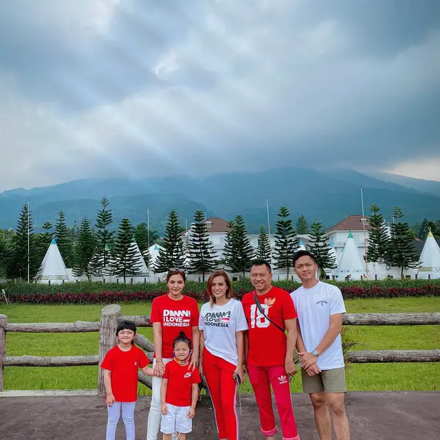 [Fimela] Keluarga Anang Hermansyah dan Ashanty