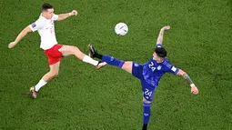 Gelandang Argentina, Enzo Fernandez berebut bola dengan gelandang Polandia, Piotr Zielinski pada pertandingan Grup C Piala Dunia Qatar 2022 di Stadion 974 di Doha pada 30 November 2022. Enzo sepakat dengan kontrak panjang selama delapan tahun di Stamford Bridge hingga 2031. (AFP/Kirill KUDRYAVTSEV)
