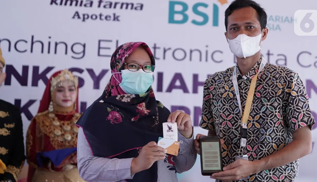 Warga Aceh menunjukan struk usai transaksi menggunakan EDC Bank Syariah Indonesia disela acara peluncuran EDC & QRIS BSI di Kimia Farma Apotek Diponegoro, Banda Aceh (1/12/2021). Kolaborasi BSI dan Kimia Farma Apotek memudahkan masyarakat dalam bertransaksi berbasis Syariah. (Liputan6.com/HO/BSI)