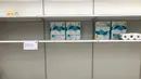 Rak kosong di lorong kertas toilet di toko Target di Vernon Hills, Illinois AS pada Kamis (19/11/2020). Lonjakan kasus COVID-19 di AS membuat orang kembali ke toko untuk menimbun lagi, meninggalkan rak kosong dan memaksa pengecer membatasi pembelian (AP/Nam Y. Huh)