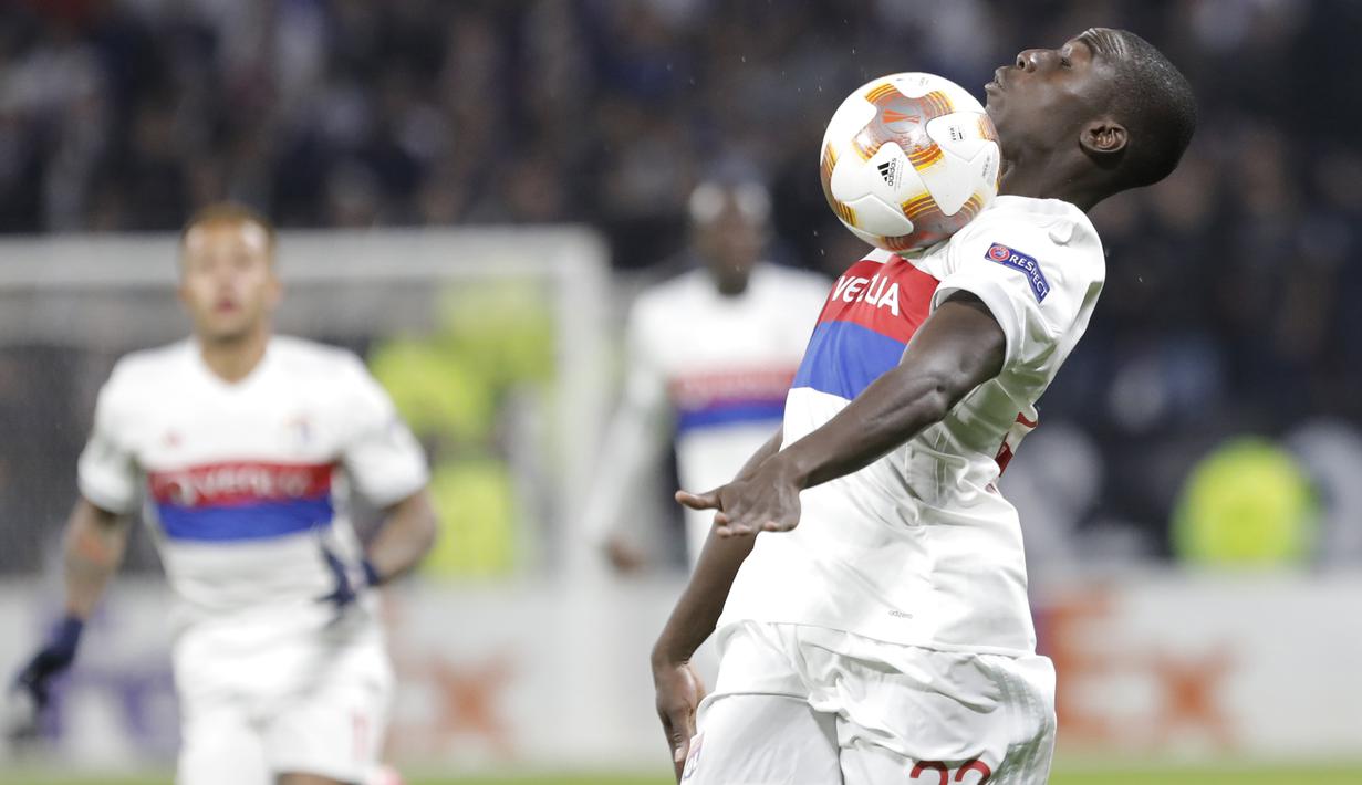 Aksi pemain Lyon, Ferland Mendy melakukan kontrol bola saat melawan Everton pada laga grup E Europe League di Groupama Stadium, Lyon, (2/11/2017). Everton kalah 0-3. (AP/Laurent Cipriani)