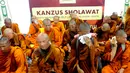 Sebelumnya, rombongan Biksu lintas negara ini memasuki wilayah Pekalongan pada pagi tadi sekitar pukul 09.00. Seperti di kota-kota lain, mereka disambut warga yang berjajar di sepanjang jalan. (merdeka.com/Arie Basuki)