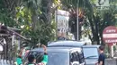 Sejumlah mobil meninggalkan lokasi ledakan di Gereja Katolik Santa Maria, Gubeng, Surabaya, Minggu (13/5). Ledakan terjadi pukul 07.19  (Liptan6.com/Istimewa)
