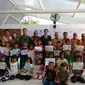 Peserta kunjungan ke RPTRA Jaka Teratai, Pulo Gadung, Jakarta Timur berfoto bersama anak-anak di RPTRA Jaka Teratai, Kel. Jatinegara Kaum, Pulo Gadung, Jakarta Timur, Senin (5/3/2018).