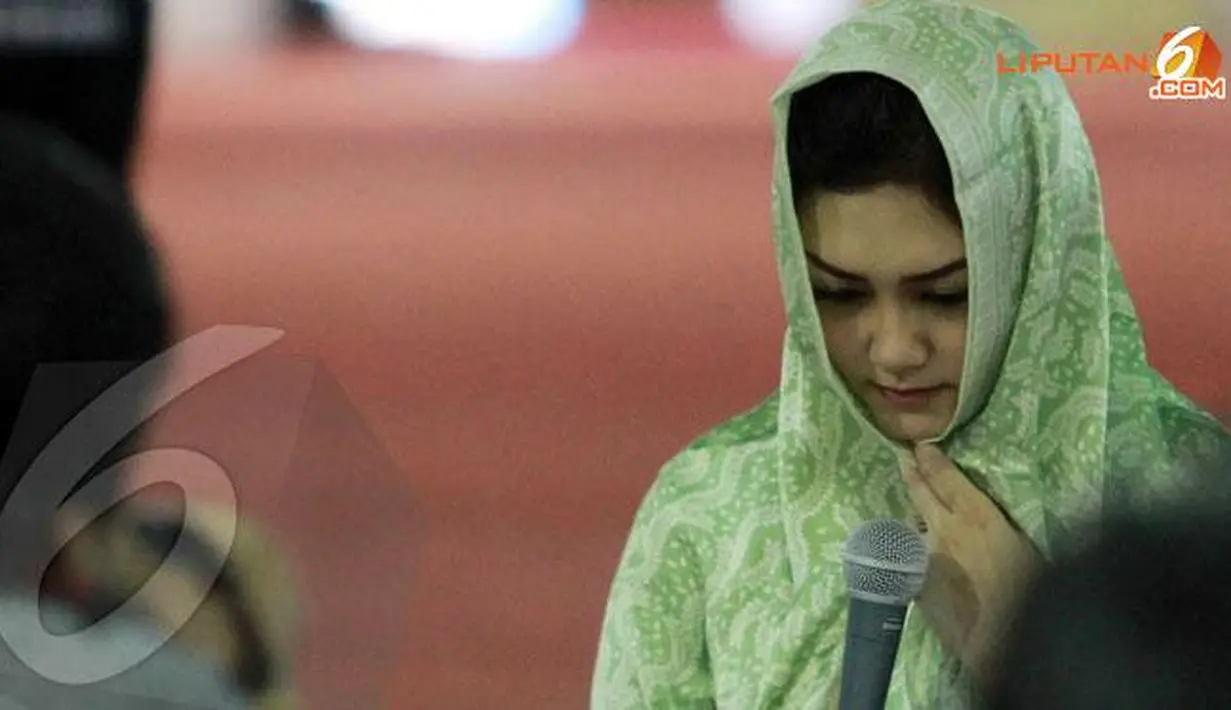 Bella Saphira membaca kalimat syahadat di Masjid Istiqlal, Jakarta pada Jumat pagi (26/7/2013). Bella mualaf disaksikan oleh Imam Besar, Prof. Dr. KH. Ali Musthafa Yaqub. Air mata mengalir usai masuk Islam dan diberi wejangan. (Liputan6/Bintang.com)