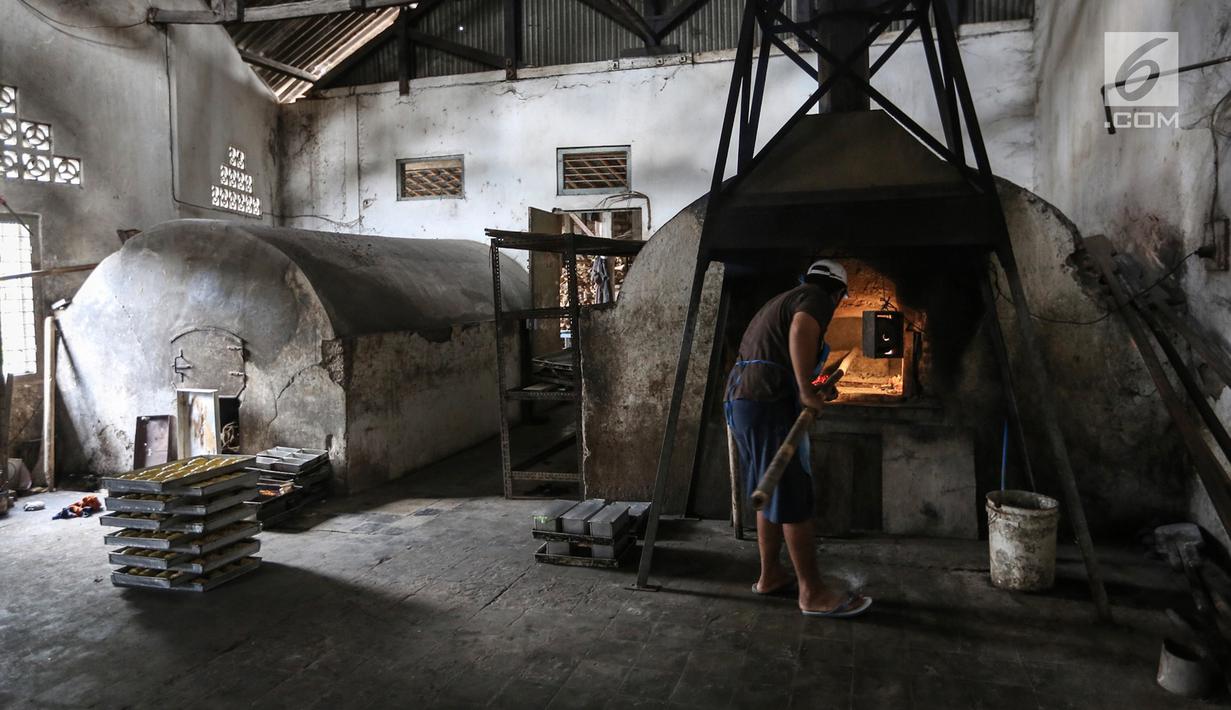 Dua tungku berukuran besar yang terbuat bata untuk memanggang roti di Toko Roti GO, Purwokerto, Jawa Tengah, Senin (22/4). Toko roti yang berdiri sejak tahun 1898 tersebut diproduksi dengan fermentasi (bibit roti) dan tanpa bahan campuran atau pengawet. (Liputan6.com/Fery Pradolo)