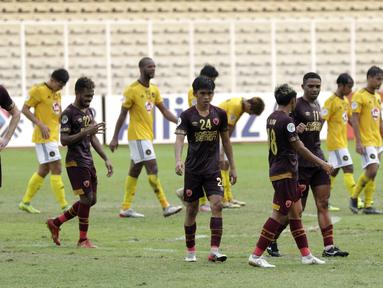 Pemain PSM Makassar tampak kecewa usai ditahan imbang Kaya FC-Iloilo pada laga penyisihan Grup H Piala AFC di Stadion Madya, Jakarta, Selasa (10/3/2020). Kedua tim bermain imbang 1-1. (Bola.com/M Iqbal Ichsan)