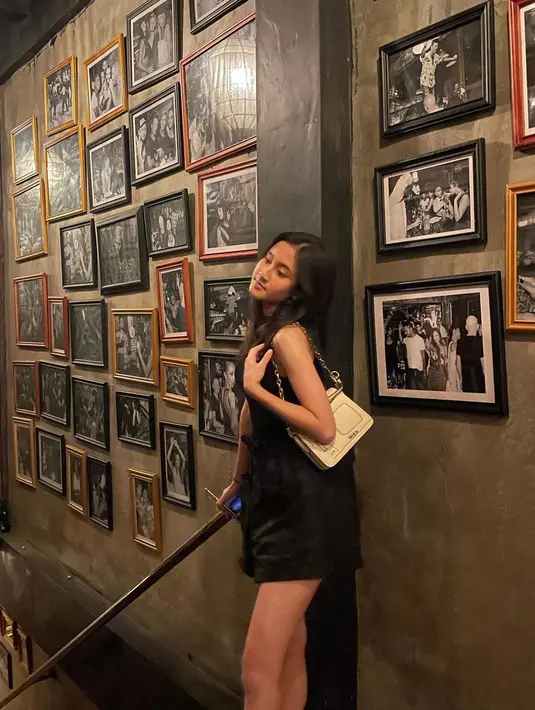 Enggak cuma pakai kaus yang casual, beberapa kali pelantun lagu "Tergesa" ini tampil feminin dengan gaun hitam selutut. Auranya terpancar meski berbusana sederhana saat di Bali ini.(Liputan6.com/IG/@keisyalevronka)