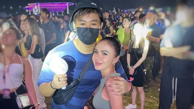 Potret Yuni Shara Nonton Konser Bareng Dua Putranya, Bak Kakak Adik