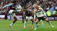 Striker Aston Villa, Leon Bailey mendapatkan penjagaan dari bek Manchester United, Diogo Dalot dalam laga Premier League 2024/2025 di Villa Park, Minggu (6/10/2024). (AFP/Adrian Dennis)