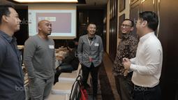 CMO KMK Online, Prami Rachmiadi (2kanan) dan peserta Workshop NBA berdiskusi sebelum acara mulai di Hotel Fermount, Jakarta, (7/9/2017). Emtek satu-satunya grup Media di Indonesia yang menjalin kerjasama dengan NBA. (Bola.com/Nicklas Hanoatubun)  