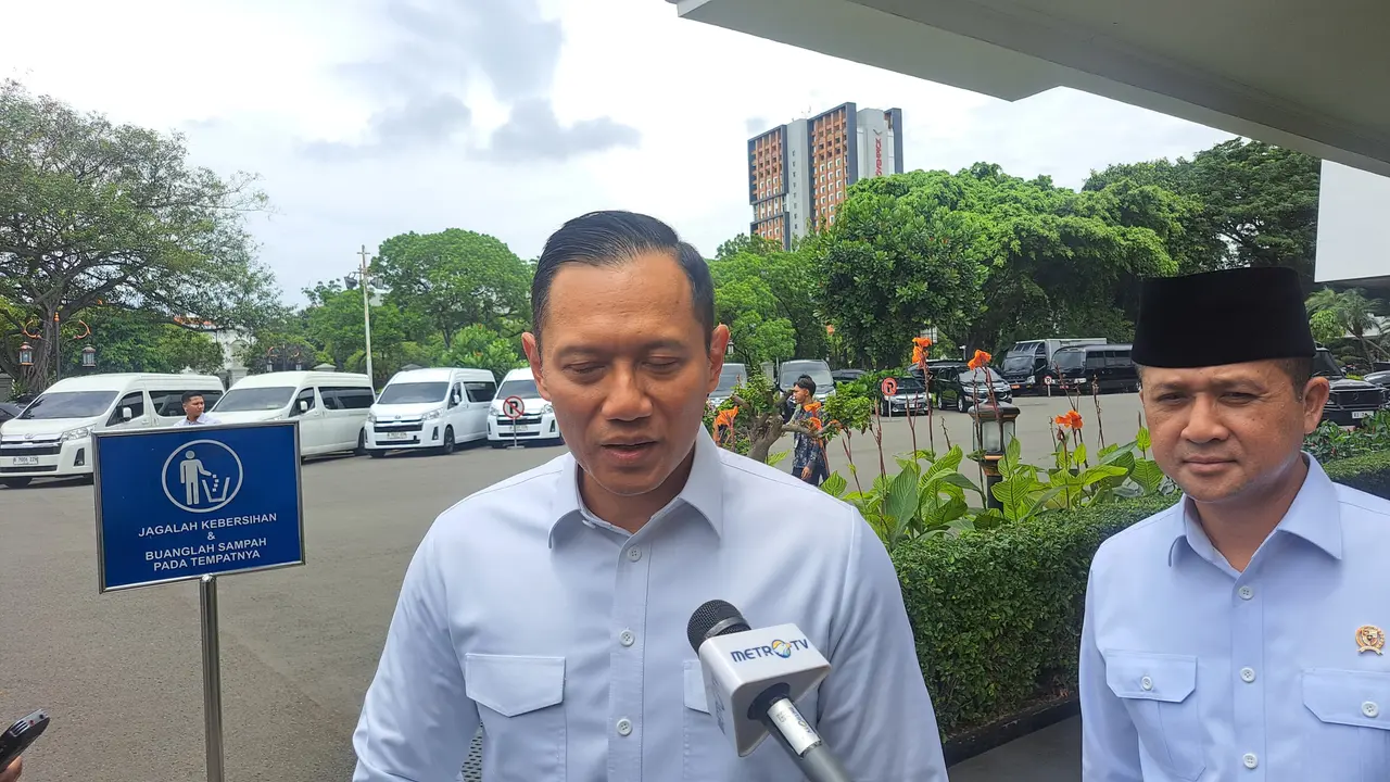 Menteri Koordinator Bidang Infrastruktur dan Pembangunan Wilayah Agus Harimurti Yudhoyono (AHY) di Istana Kepresidenan Jakarta, Selasa (18/2/2025).