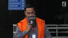 Anggota DPRD Kota Malang Syamsul Fajrih tiba Gedung KPK, Jakarta, Kamis (22/11). Syamsul terlihat menutupi wajahnya dengan buku tulisan Tan Malaka berjudul 'Dari Penjara ke Penjara'. (Merdeka.com/Dwi Narwoko)