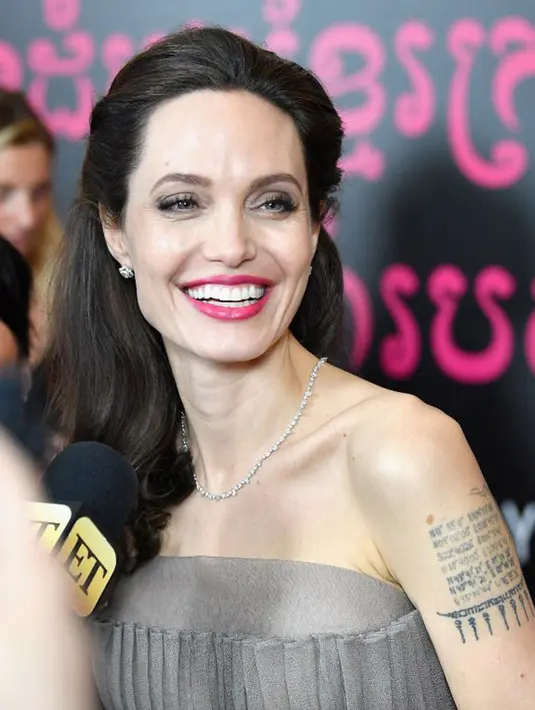 Hingga kini sepertinya Jolie belum bisa menerim keadaan bahwa Pitt sudah tak bersamanya. Tersiar kabar, saat ditanya soal perceraian, Jolie pun enggan menjawab dan malah meluapkan emosinya. (AFP/Dia Dipasupil)